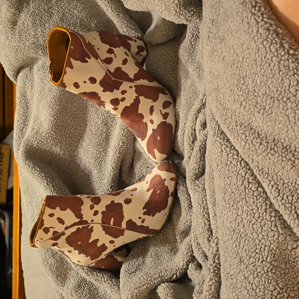 Very CJ cow print booties
